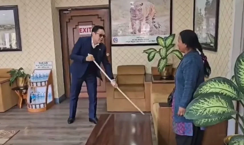 मन्त्री किरातीले आफैँ गरे मन्त्रालयको कार्यकक्षमा सरसफाइ