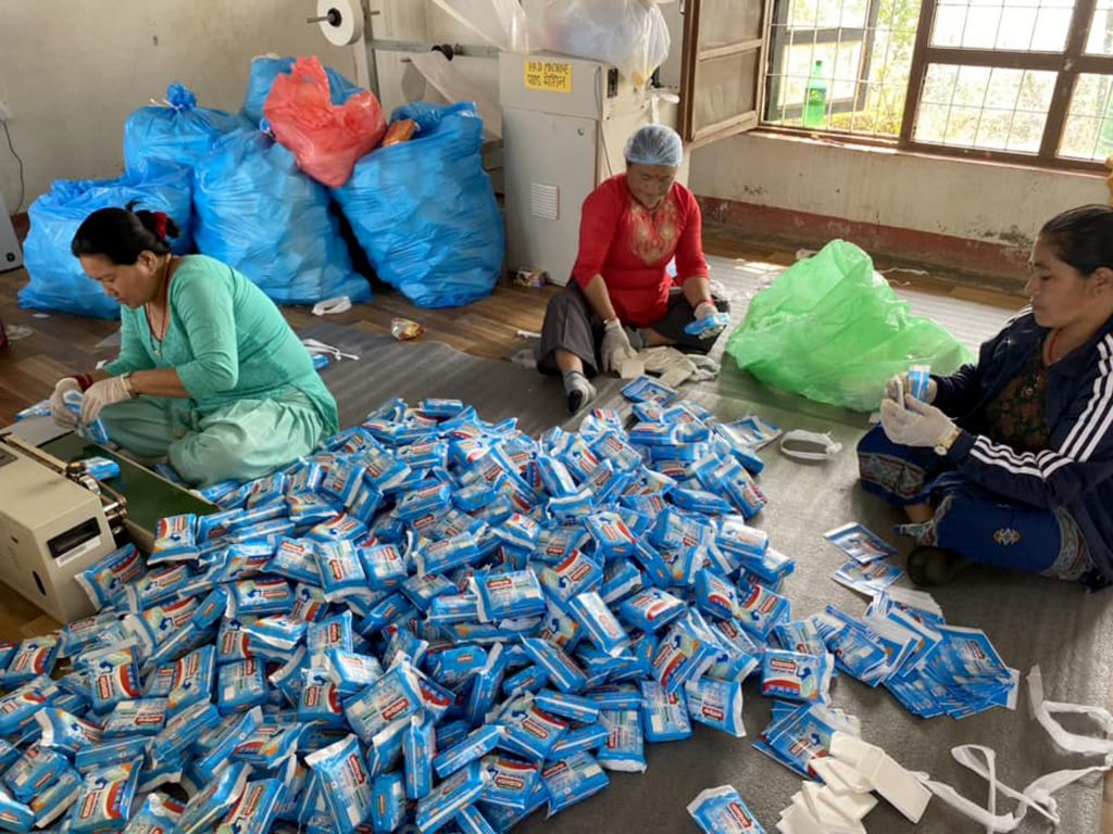 सहिद लखन गाउँपालिकाका महिलाले सीप सिकेर गाउँमै उत्पादन गरे सेनेटरी प्याड