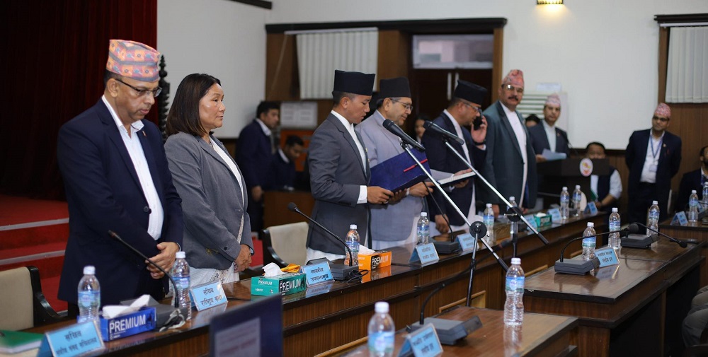 सांसद नेम्वाङद्वारा शपथ