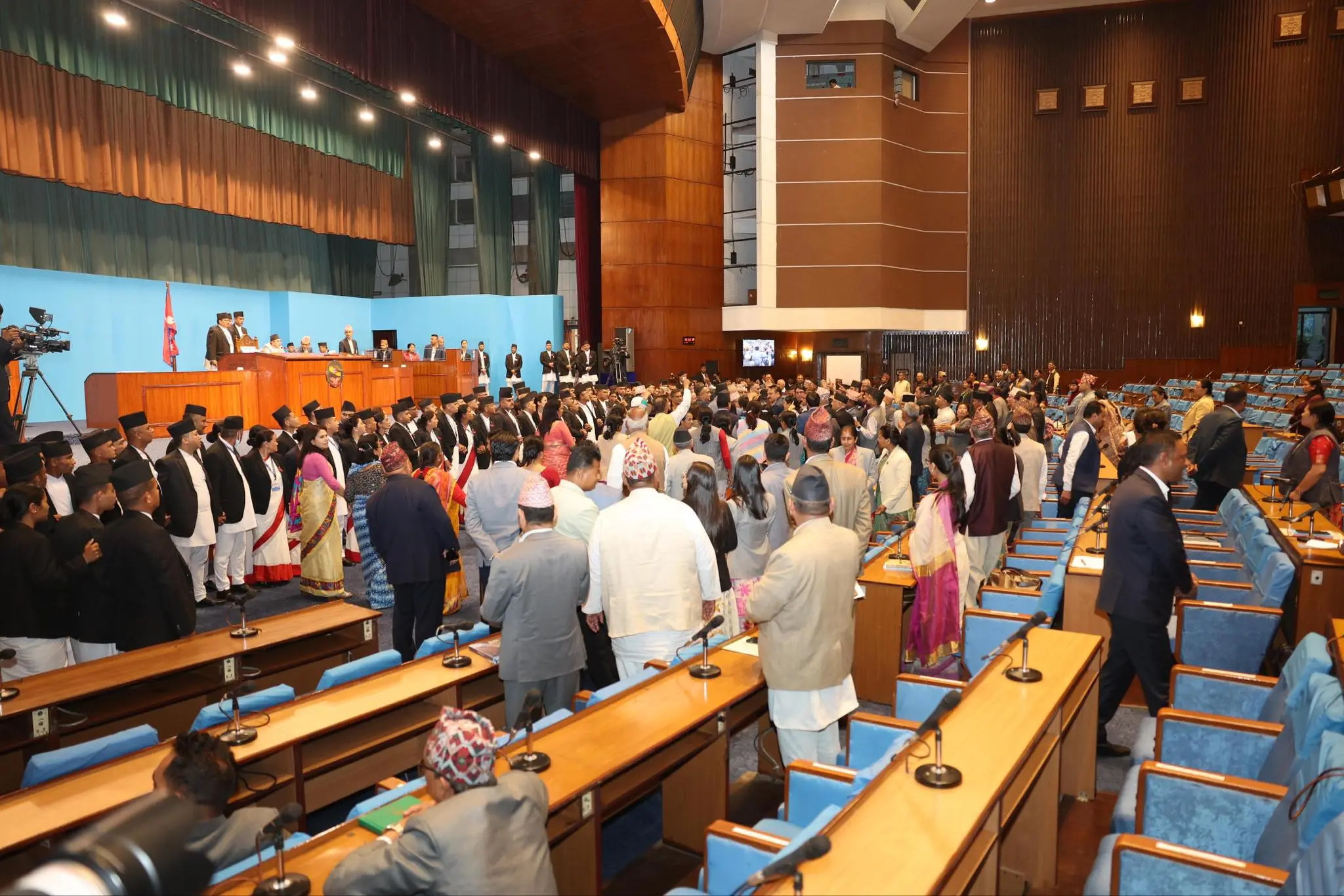 संसदमा मुडभेडको अवस्था, कांग्रेस र एमाले सांसदबीच धकेलाधकेल