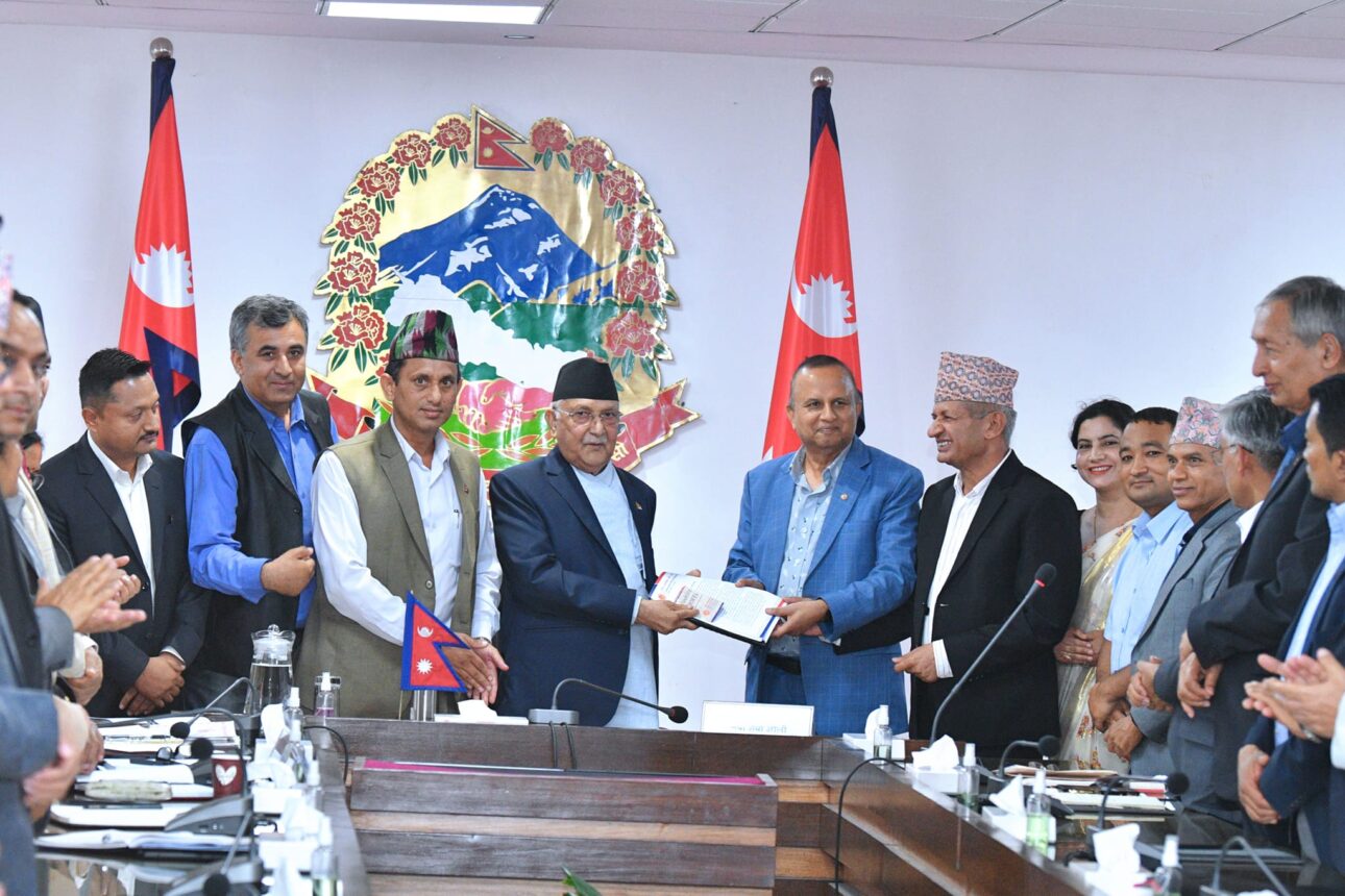 एमालेले प्रधानमन्त्री ओलीलाई बुझायो सुझावपत्र