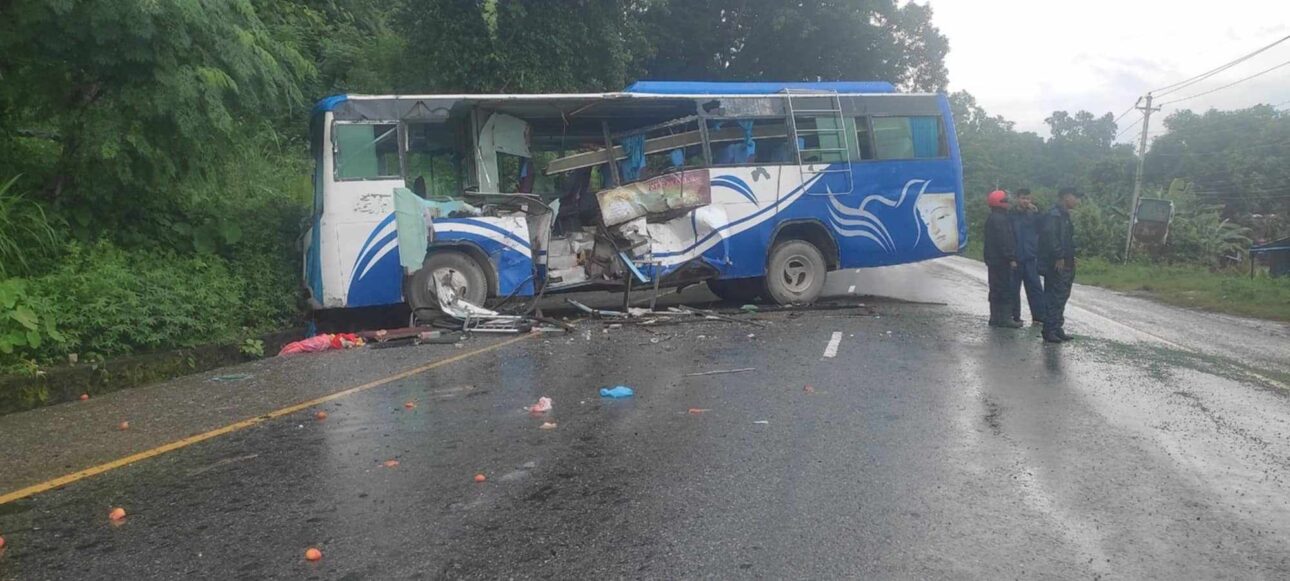 चितवनमा बस र तेल बोकेको ट्याङ्कर ठोक्किँदा १६ जना घाइते
