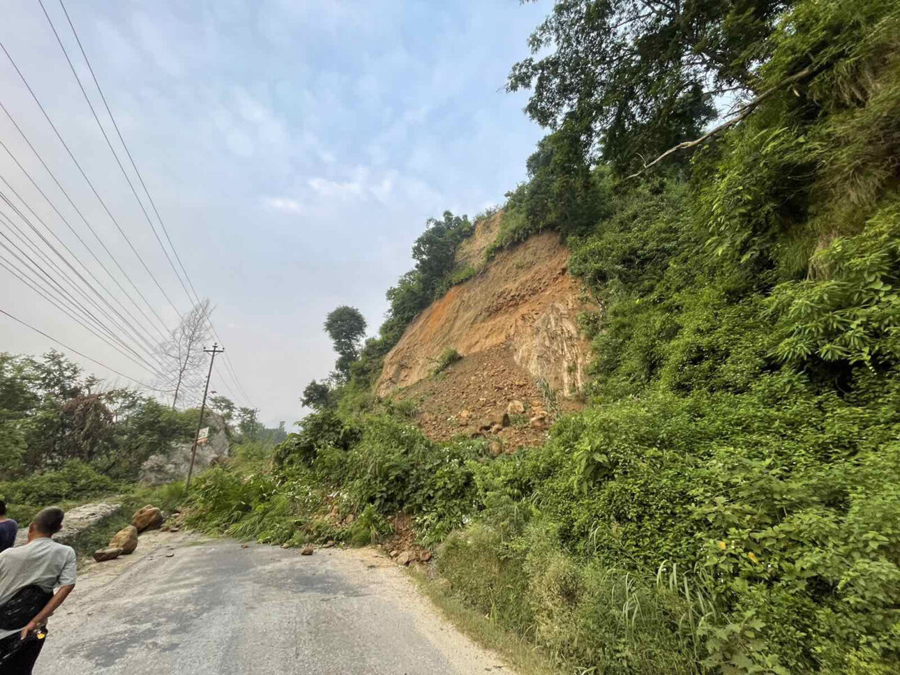 पहिरोले देशभरका १९ राजमार्ग पूर्णरुपमा अवरुद्ध, १४ वटा एकतर्फी सञ्चालन