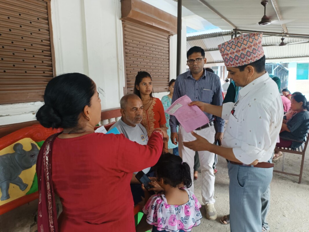 प्रमुख रेग्मीद्वारा कालिकामा चितुवाको आक्रमणबाट घाईते भएका पौडेलको  स्वास्थ्य अवस्थाबारे जानकारी