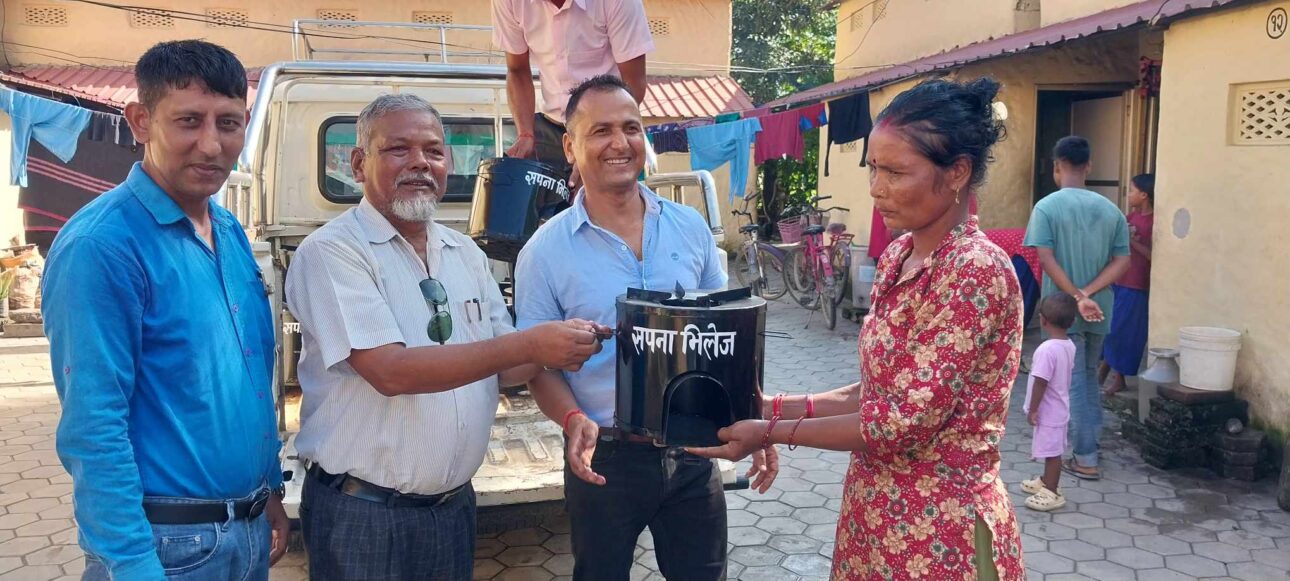 मुसहर बस्तीमा थप २० घरघुरीमा सुधारिएको चुलो वितरण