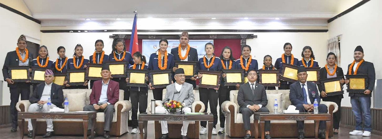 प्रधानमन्त्री ओलीले गरे महिला भलिबल खेलाडीलाई पुरस्कार वितरण