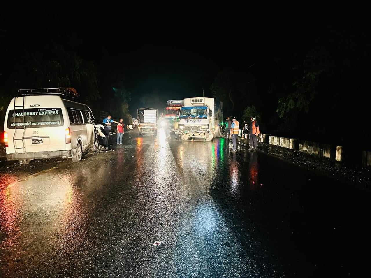 चितवनमा माइक्रो र दूध बोक्ने ट्यांकर ठोक्किँदा १६ जना घाइते