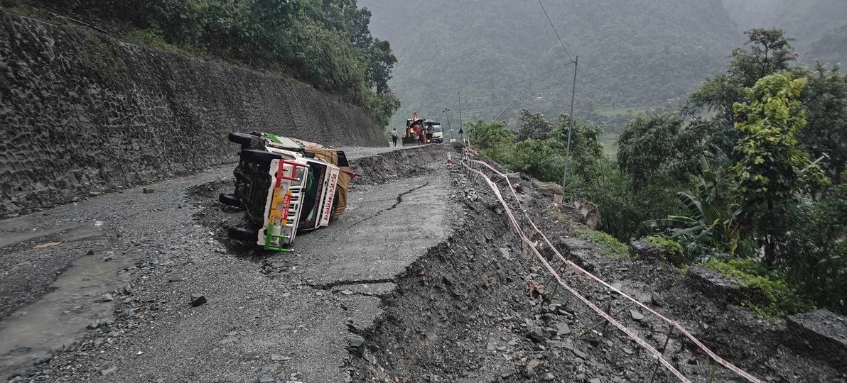 नारायणगढ-मुग्लिन सडकमा विभिन्न ठाउँमा पहिरो, सडक पूर्ण अवरुद्ध