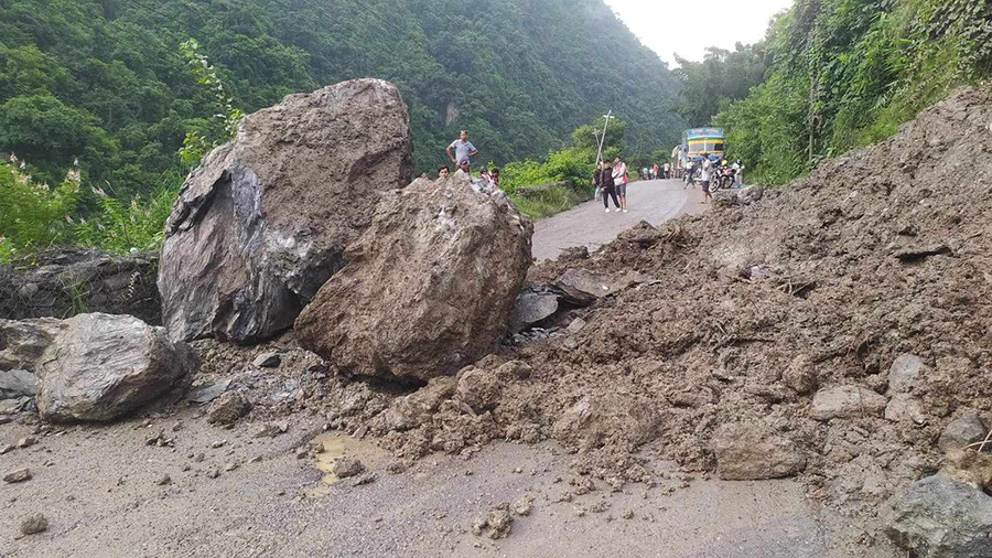 फिस्लिङ नजिकै पहिरो जाँदा पृथ्वी राजमार्ग अवरुद्ध