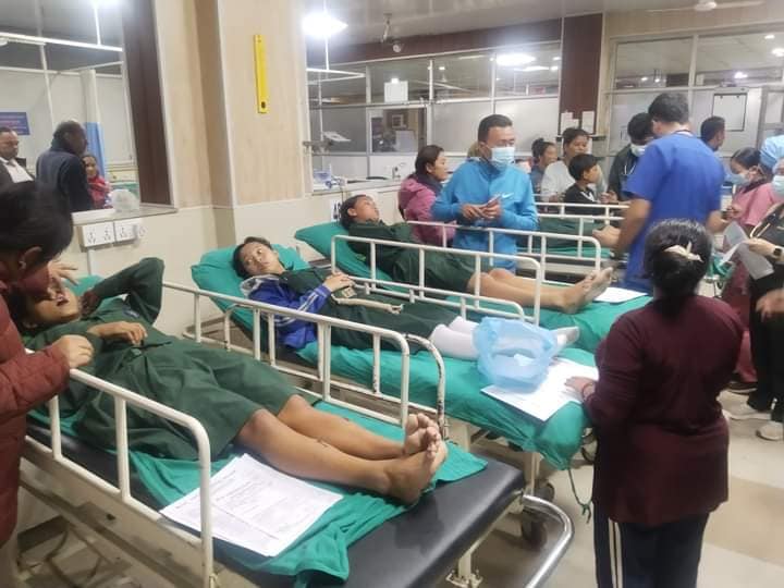 उपरदाङगढीमा पिकनिक गएर फर्कंदै गरेको स्कुल बस दुर्घटना, २८ जना घाइते ( नामावलीसहित)