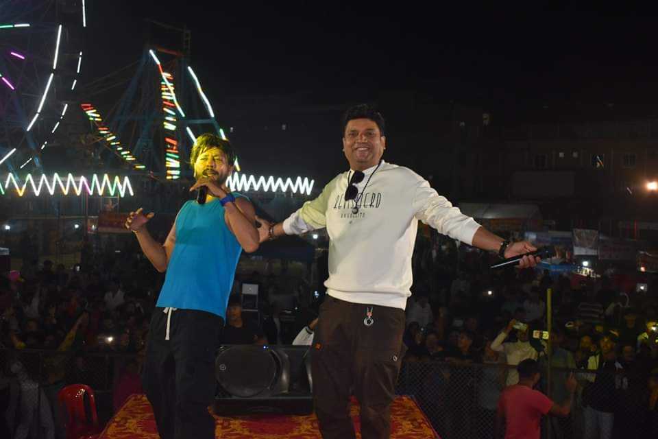 रत्ननगरमा सांस्कृतिक तथा व्यापार महोत्सव: रमेशराज र दुर्गेसकाे दमदार प्रस्तुति