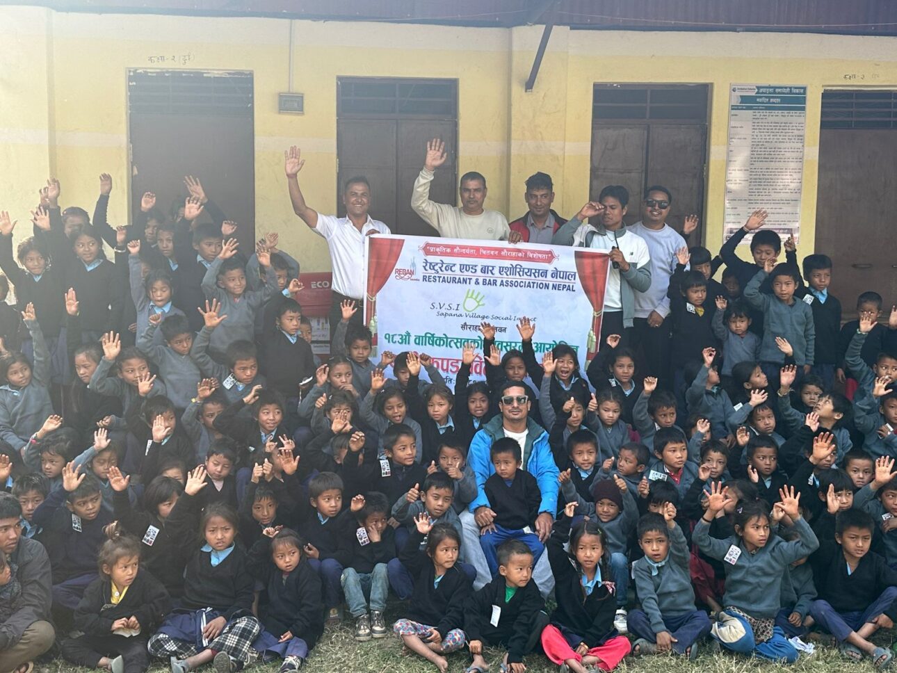 रेवान सौराहाको बार्षिकोत्सवमा चेपाङ विद्यार्थीलाई न्यानो कपडा वितरण