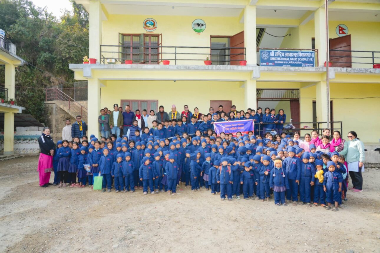 चितवनको इच्छाकामना र रत्ननगरका ५ सय १ जना विद्यार्थीलाई न्यानो कपडा वितरण