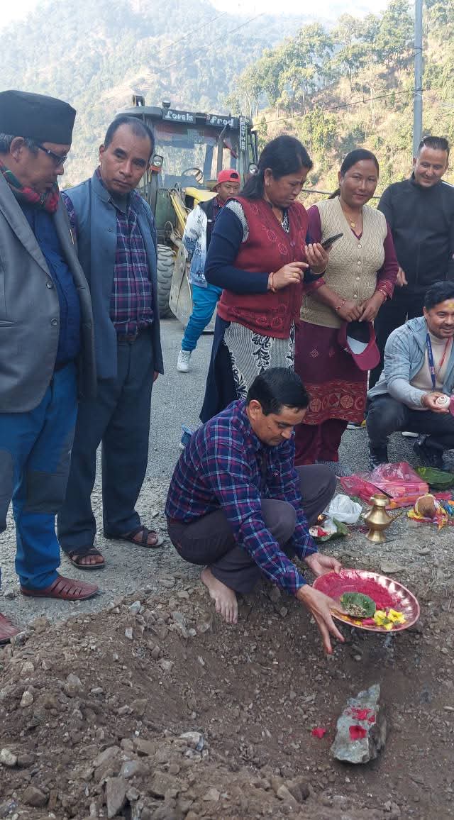 कालिका- ११ को सिद्धि  तीन दोभानदेखि वडा कार्यालयसम्म पक्की सडक निर्माणको कार्य सुरु