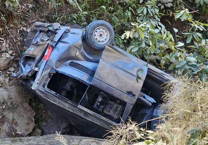चितवनबाट मनकामना गएको भ्यान दुर्घटनाः एक जनाको मृत्यु, १४ घाइते 