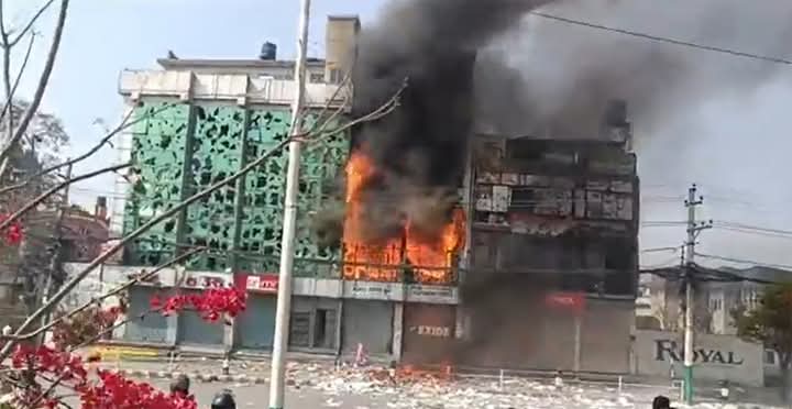 राजावादीको आन्दोलनले उग्ररुप लिएपछि तीनकुनेमा कर्फ्यु जारी
