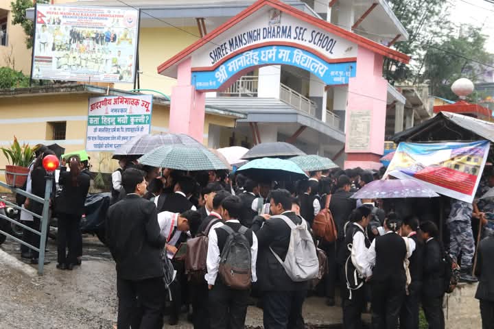 कक्षा १२ को परीक्षा शुरु, झरीमा रुझ्दै पुगे परीक्षार्थी