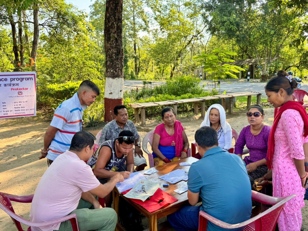 क्लिनिक नेपालद्वारा चितवनमा विपन्न परिवारको स्वास्थ्य बीमा नवीकरण