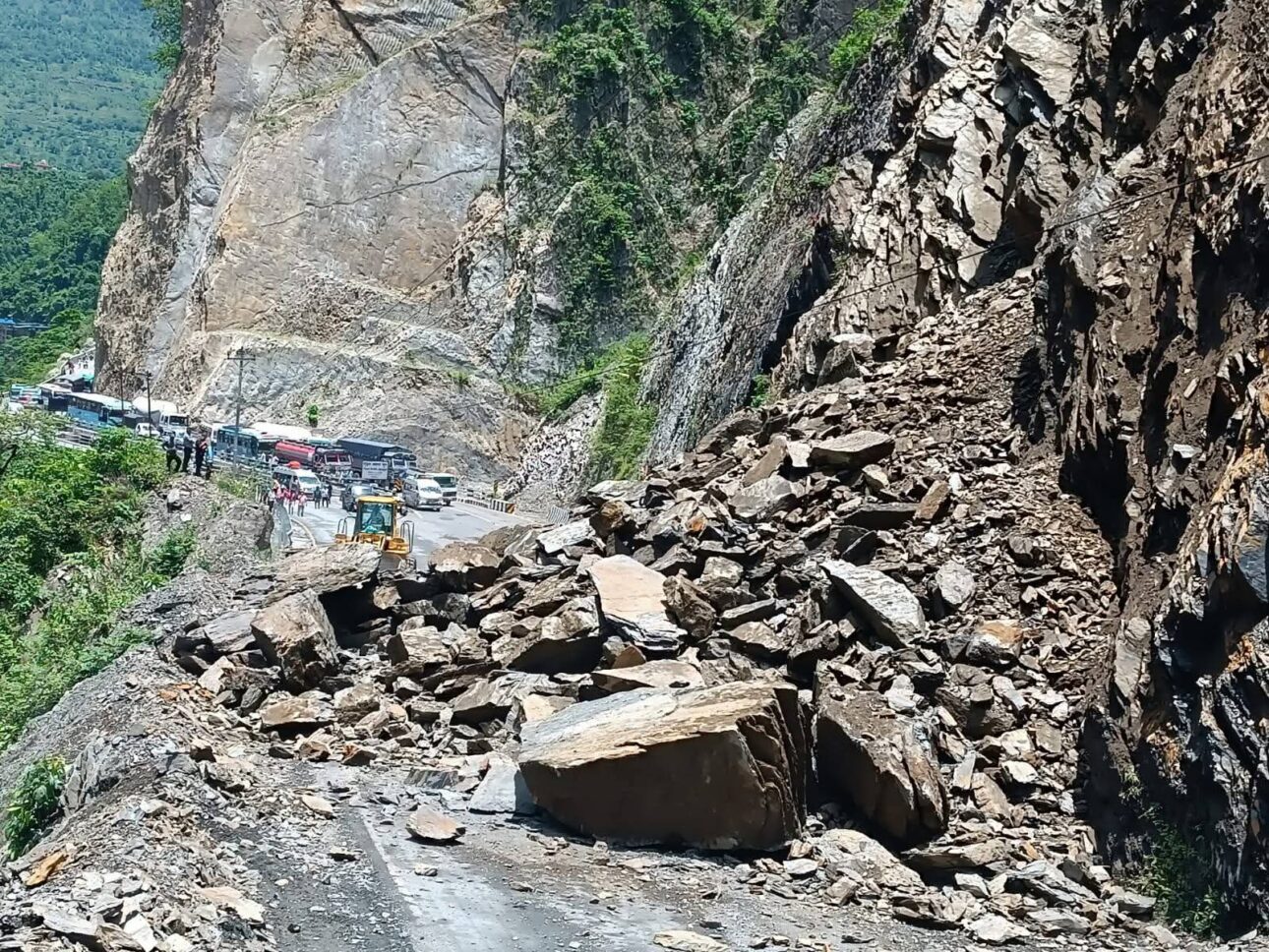 नारायणगढ-मुग्लिन सडक खण्डमा खस्यो सुख्खा पहिरो, दुई तर्फी यातायात अवरुद्ध
