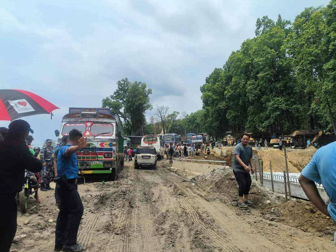 वर्षाले नारायणघाट बुटवल खण्ड पूर्णरुपमा अवरुद्ध, वैकल्पिक सडक प्रयोग गर्न आग्रह