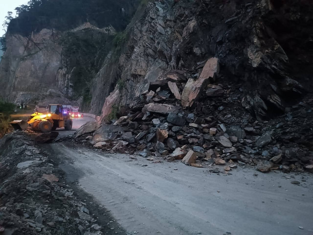 नारायणगढ-मुग्लिन सडकखण्डको तुईन खोला नजिकै खस्यो पहिरो, सडक अवरुद्ध