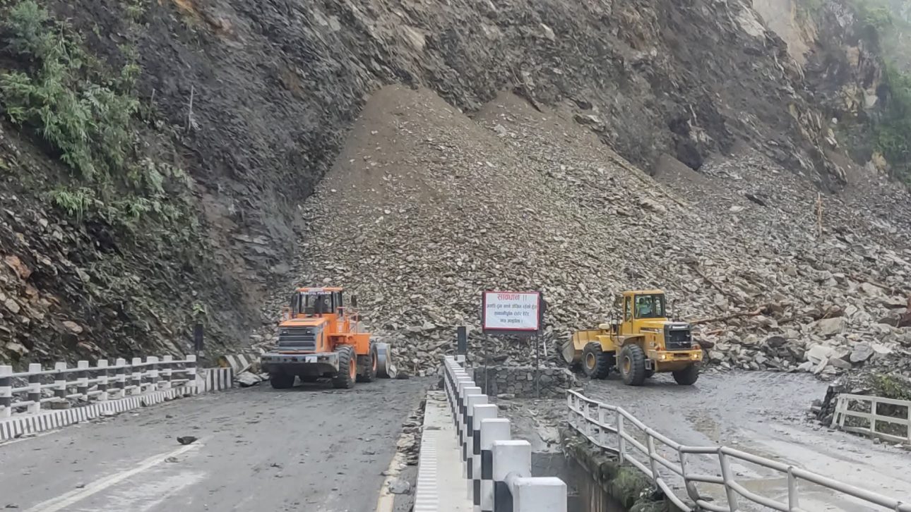 नारायणगढ-मुग्लिन सडकखण्डको पहिरो पन्छाउने काम बिहानैदेखि सुरु