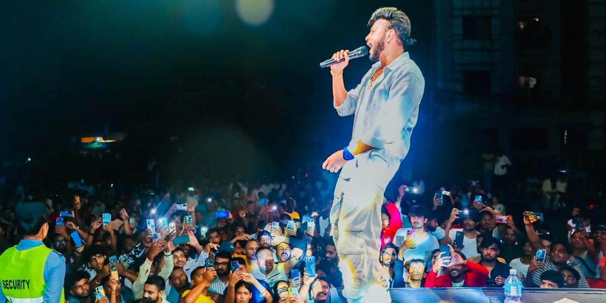 ‘दुश्मन हेरेको हेर्यै’ र ‘जाने भए जाममाया’ काे अपार सफलतापछि देशसँगै विदेशकाे कार्यक्रममा व्यस्त दुर्गेश