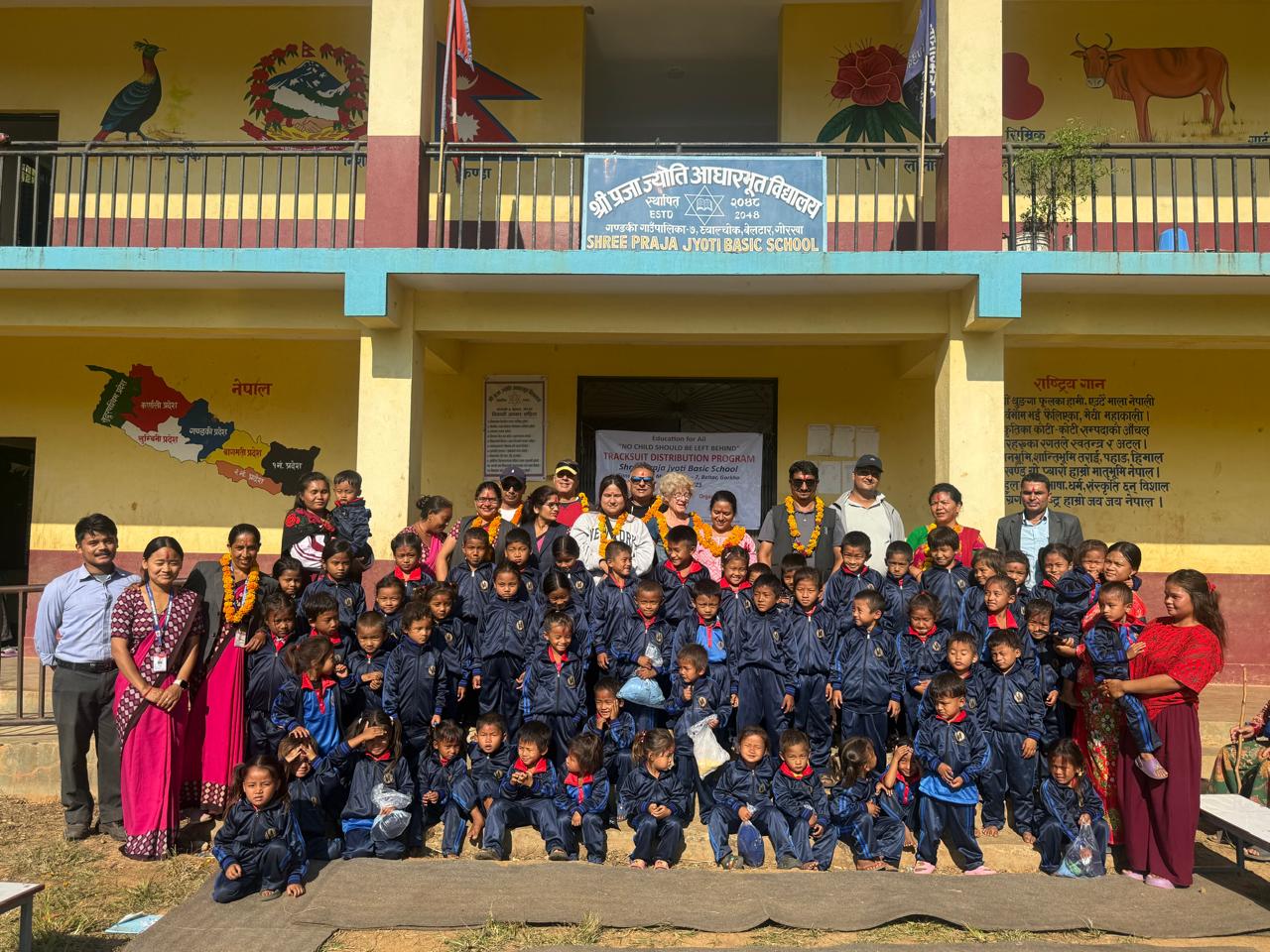 तारा नमस्ते फाउन्डेसनद्वारा विद्यार्थीलाई न्यानो कपडा र खेलकुद सामग्री वितरण