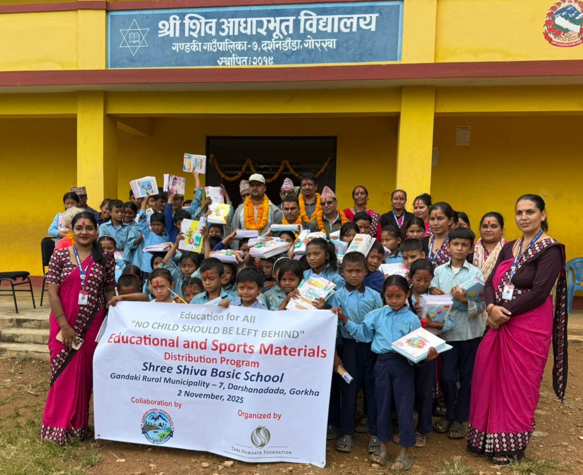 तारा नमस्ते फाउन्डेसनद्वारा विद्यार्थीलाई स्टेशनरी र खेलकुद सामग्री वितरण