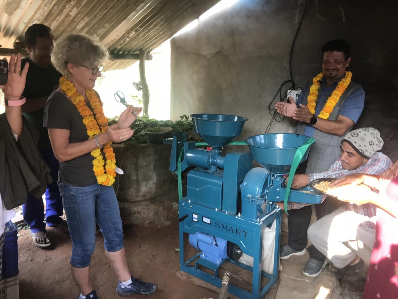 तारा नमस्ते फाउन्डेसनद्वारा चेपाङ समुदायलाई धान र मकै पिस्ने मिल वितरण