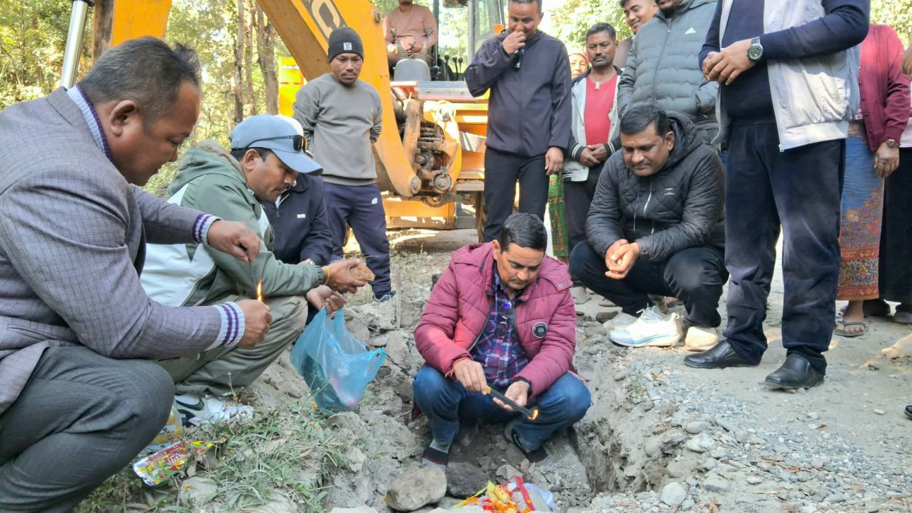 गैरीबारी, चापागौंडीदेखि शेरबास जाने सडकको मेयर रेग्मीले गरे शिलान्यास