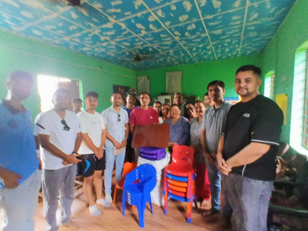 इन्जिनियर दिवसको अवसरमा रत्ननगरस्थित अटिजम स्रोत कक्षालाई कुर्सी र टेबल सहयोग