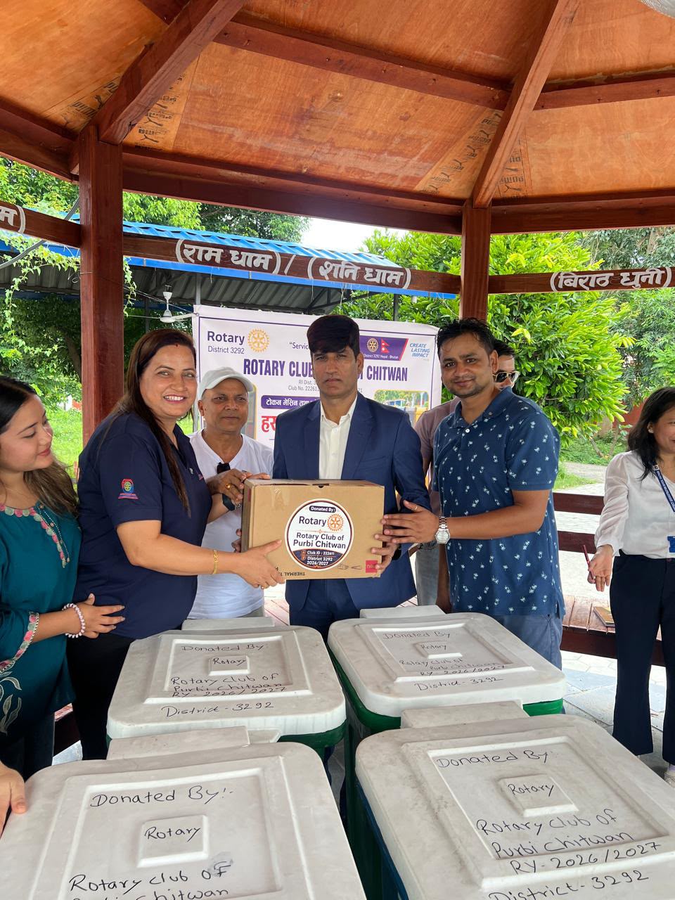 रोटरी क्लब अफ पूर्वी चितवनद्वारा जिल्ला प्रशासनलाई डस्टबिन र टोकन मेसिन हस्तान्तरण