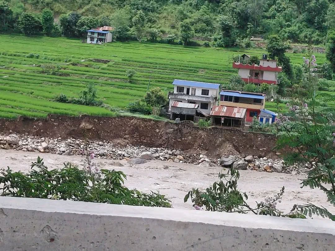 भोटेकोसी  बाढीको असर: गोरखाको गण्डकी गाउँपालिकाका २१ घरपरिवार विस्थापित