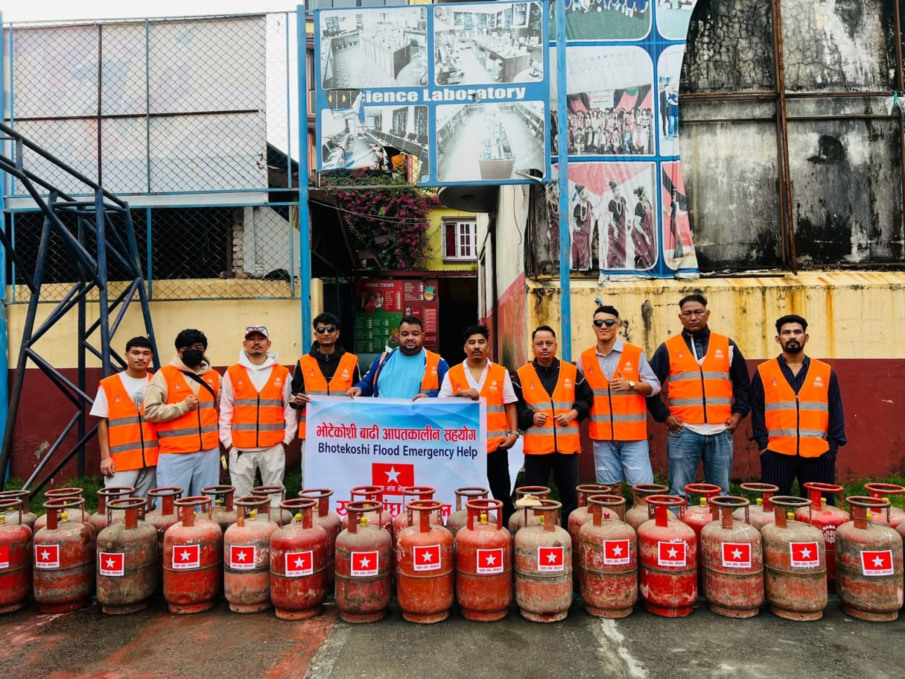 भोटेकोसी बाढीपीडितलाई नेकपा निकट युवा संघको राहत, ८० परिवारलाई ग्यास सिलिन्डर